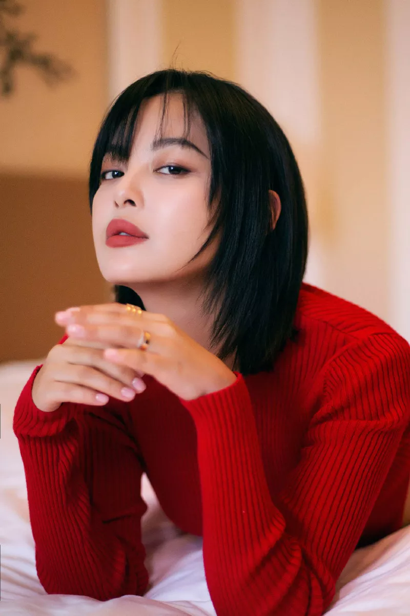 44位明星驾驭的红色服饰典雅大方，由内而外散发出自然的美感