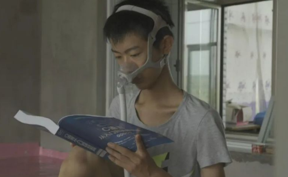 辽宁少年身患罕见病，每晚戴呼吸机入睡，高考662分考上南开大学