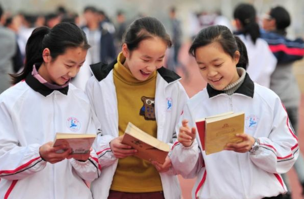 双减后的第一个寒假，学校要求学生签不补课承诺书，家长：难为人