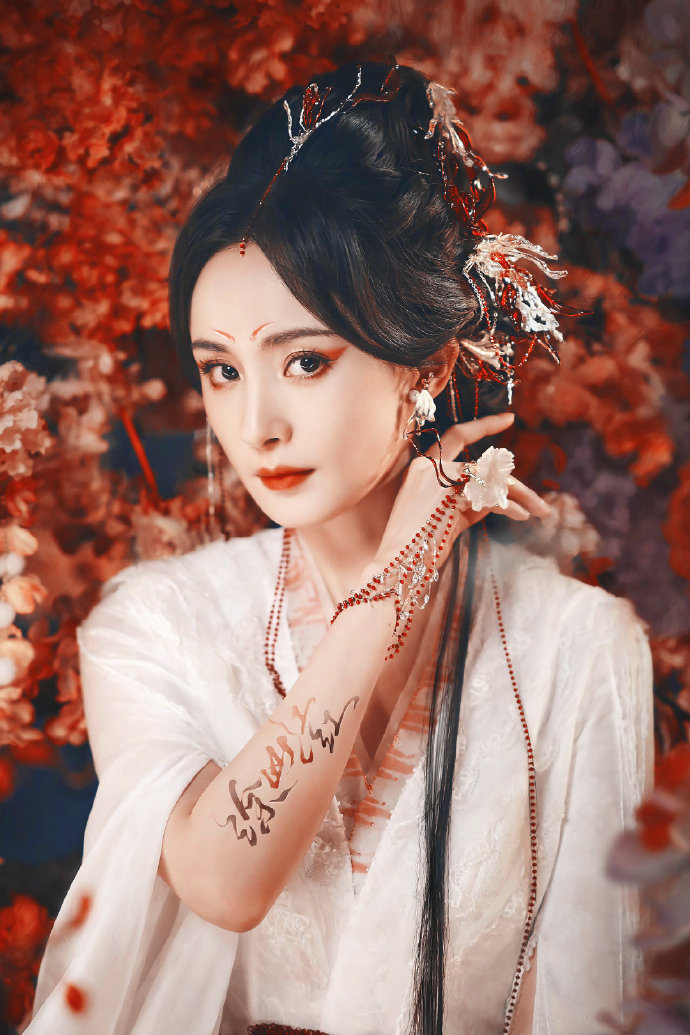 杨幂《狐妖小红娘》海报曝光！“狐妖”造型媚眼如丝超惊艳