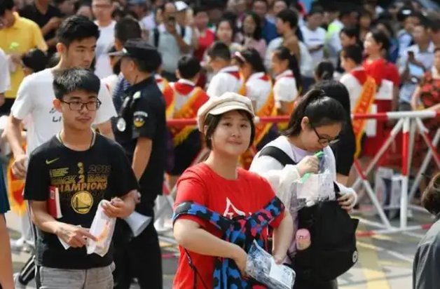 高三学生模拟考试590分左右，还能考上985高校吗？班主任给出答案