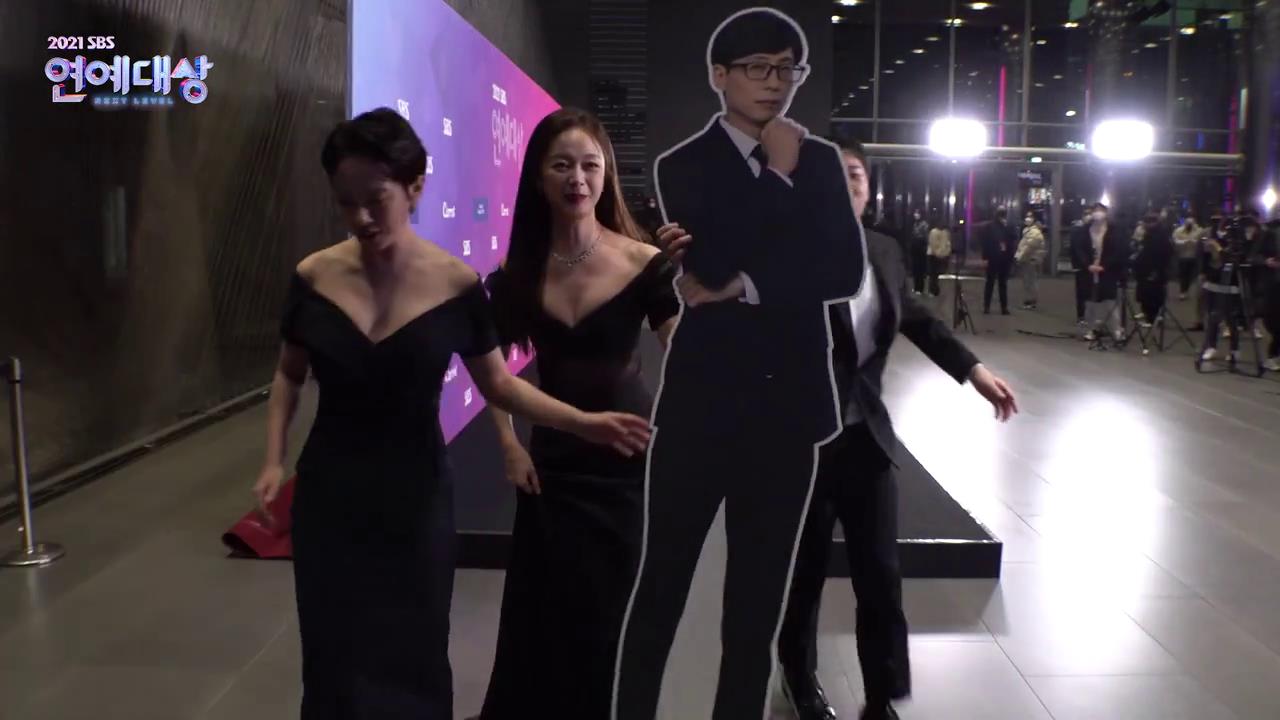 2021SBS演艺大赏红毯，女明星流行穿低胸长裙，身材一个比一个好