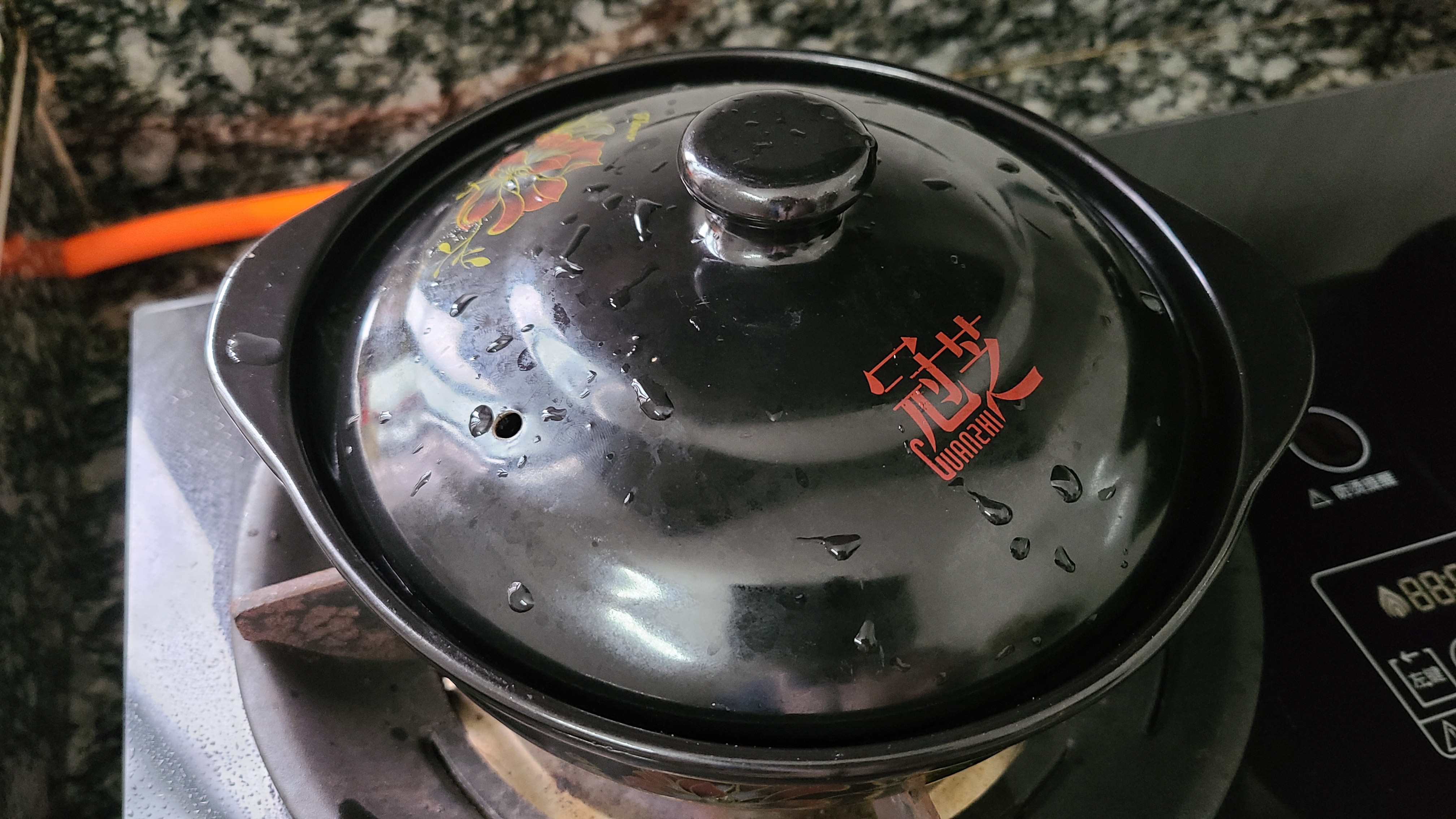 盐焗鸡煲，这一道家常菜在广东出了名，好吃味美又简单