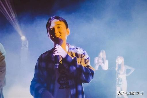 34岁王思聪三亚庆生，网红美女扎堆与其合影，排场比往年低调许多