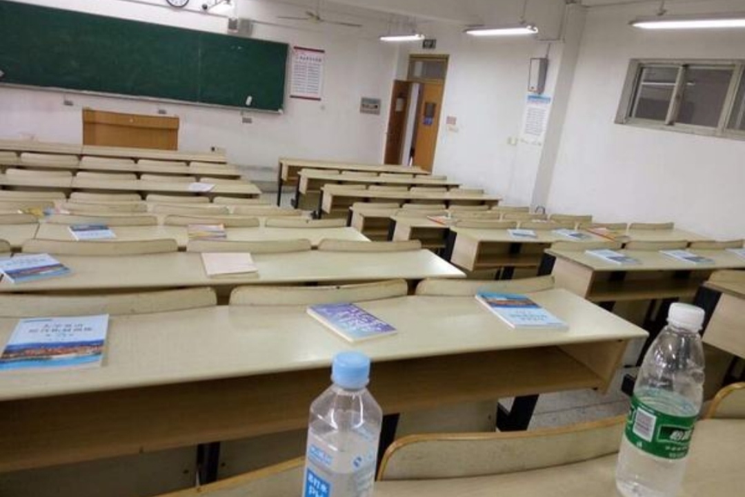 一组清华教室实拍图，上课抢座都陷入“内卷”？被嘲高学历低素质