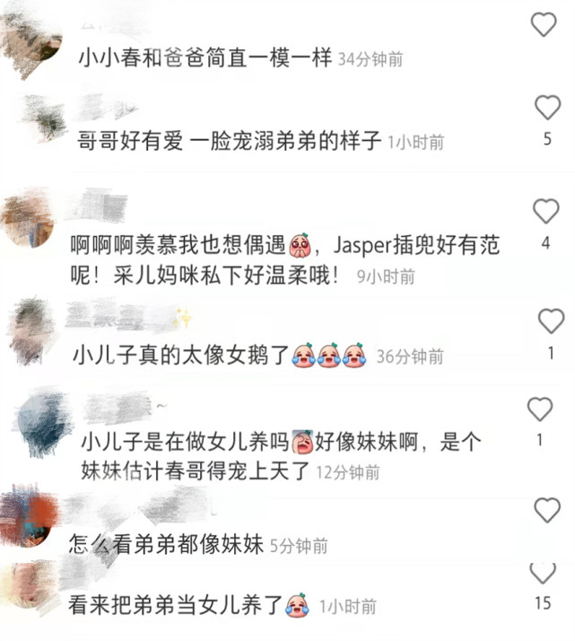 应采儿带儿子外出，Jasper酷帅像爸爸，弟弟扎马尾被误认成女孩