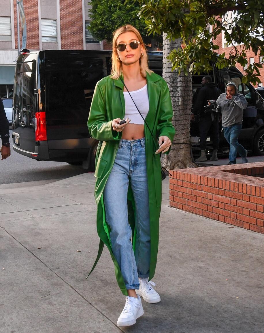 小白鞋 连衣裙小白鞋除了可以和上衣以及裤子进行搭配之外,和裙子的