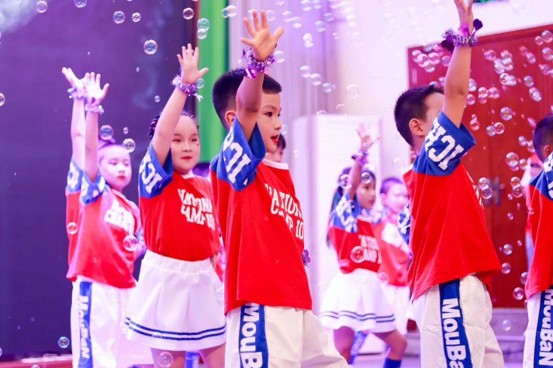 天府新区华阳实验小学举行“童星耀五月·艺术绽花开”群舞比赛
