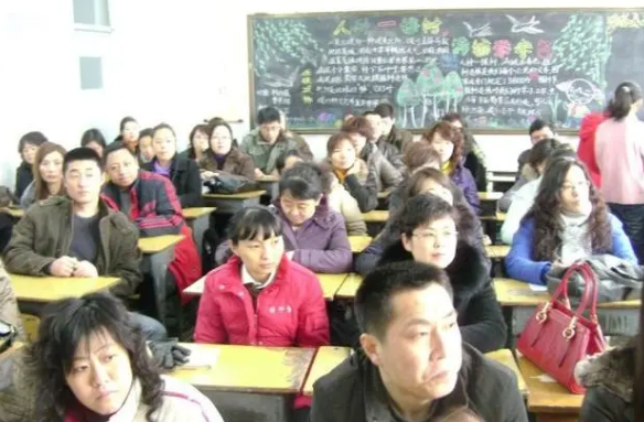 爸爸来开家长会，却被老师劝退回家，“您还是换件衣服再来吧”