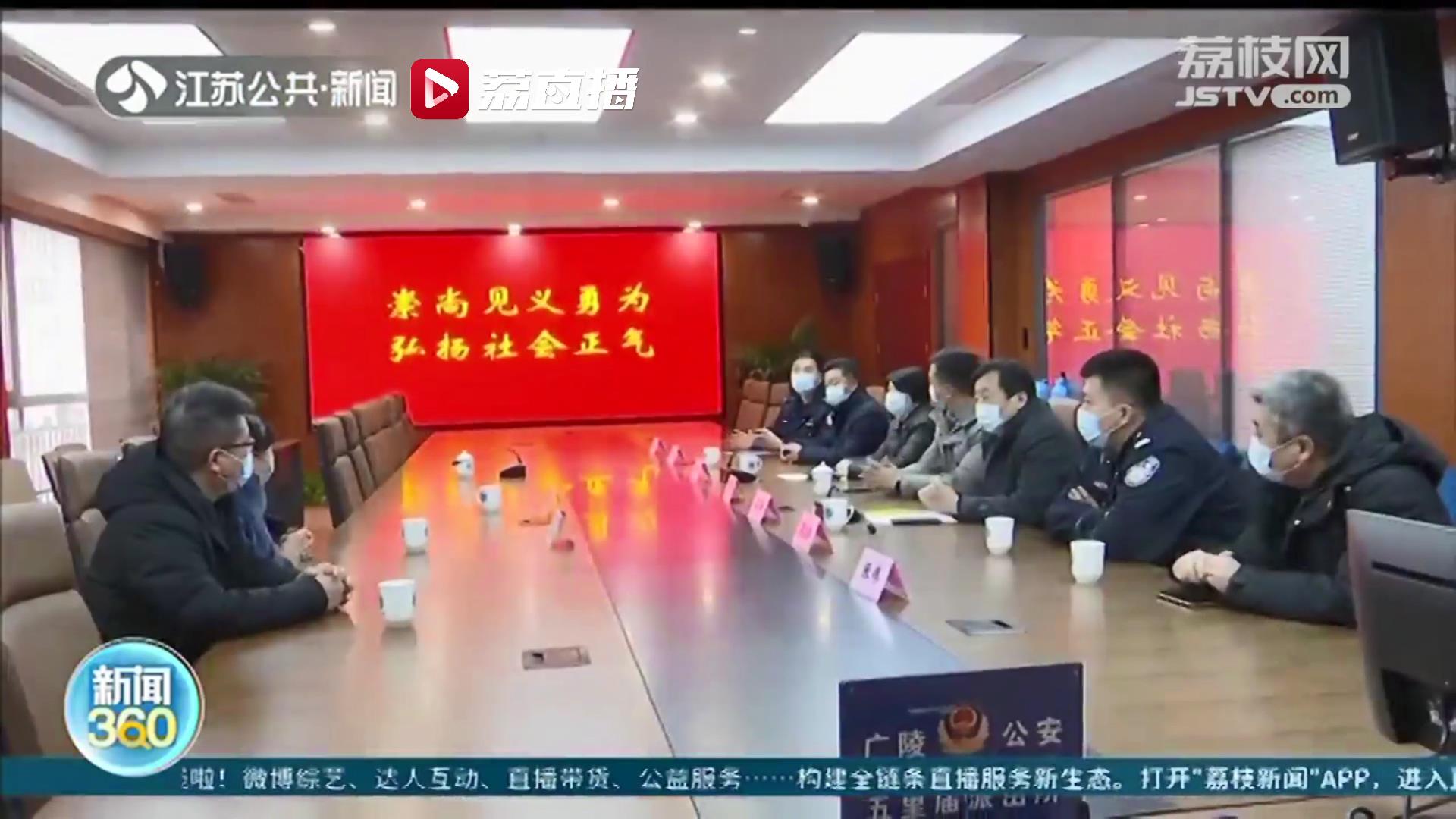 见义勇为！老妪不慎落水，老汉刺骨河中勇救人