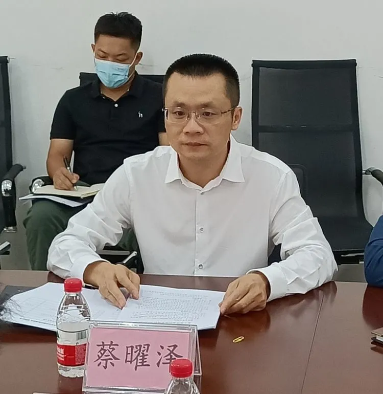 三亚市吉阳区委常委,区政府副区长蔡曜泽到区信访局接待来访群众