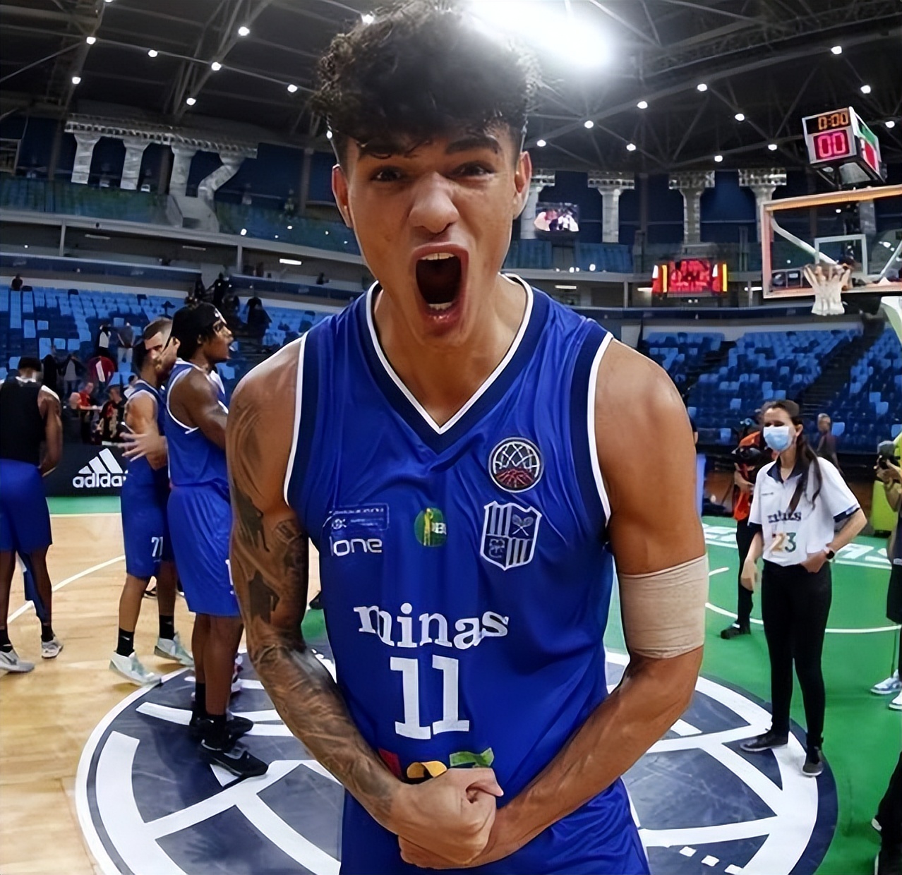 为什么看不到nba火箭队(首秀23 6，火箭遗憾错过巴西阿里扎，恭喜勇士捡到宝)