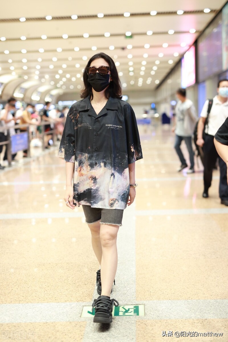 郭颖穿印花衬衫戴超大墨镜现身机场，大步流星气质高冷
