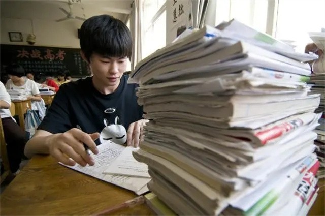 贵州神童13岁考上985，茅台承诺资助4年费用，为何仅1年就停了？