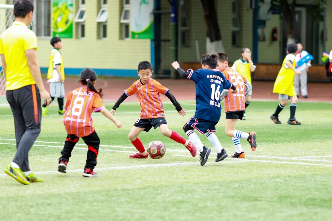 天府新区华阳实验小学在升旗仪式上隆重举行足球运动会颁奖典礼