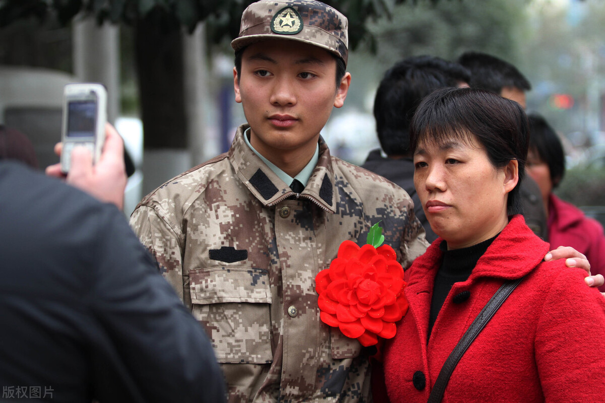 广西百色学院的大四学生，想去部队长期发展，有哪些好的方式？