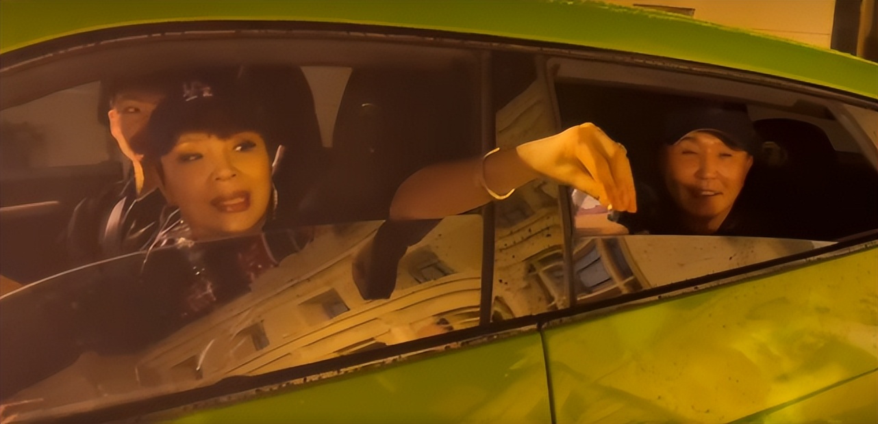 59岁戏骨吴刚坐300万豪车下班，红光满面气色好，妻子罕见化浓妆