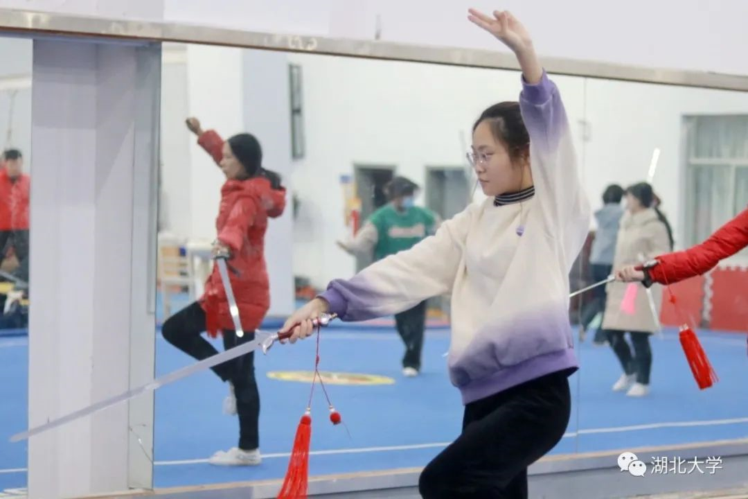 大学课程：品酒、爬树、陶艺、太极剑、飞镖、陕北秧歌...羡慕了