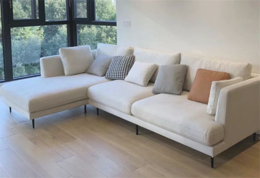 不管是真皮还是布面的,都不建议选择浅色沙发,虽然好看,但是基本半个