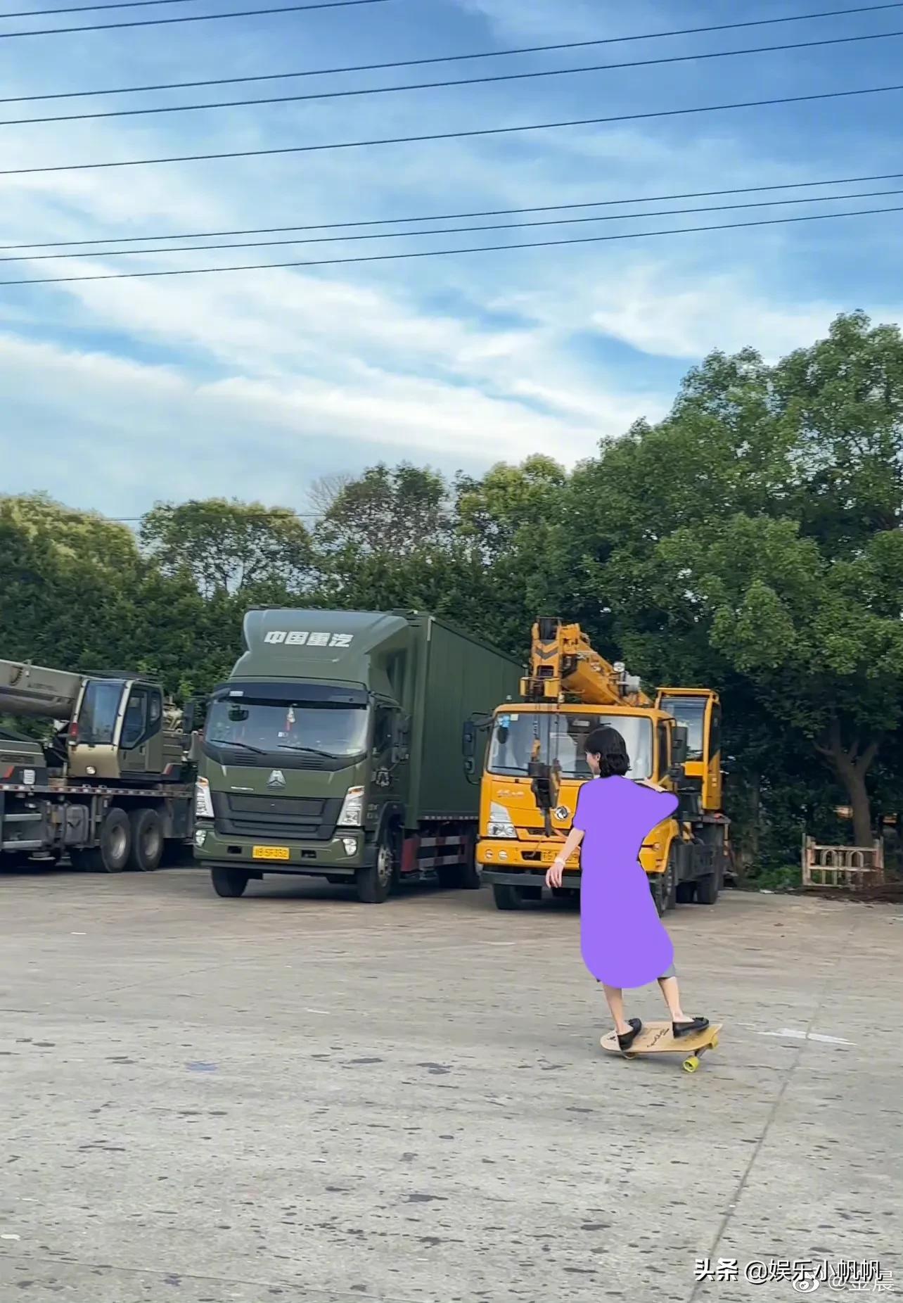 金晨花样玩滑板被“摔到模糊”！再疼也要走在时尚前沿