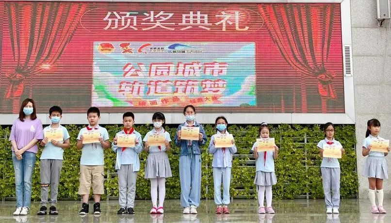 中和小学举行“讲文明树新风，文明生活我先行”为主题的升旗仪式