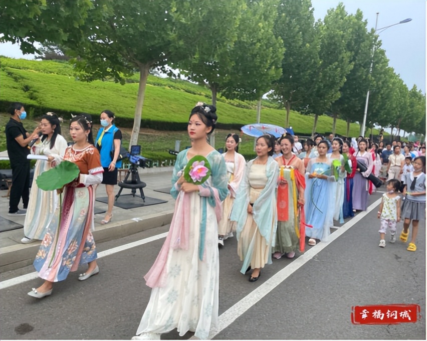 美翻了！南湖夜市内汉服巡游，与你共赏华裳之美~