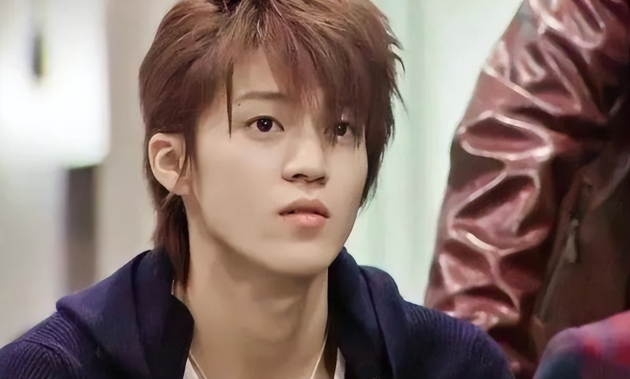 40岁男星小栗旬私密照曝光，裸体K歌画面低俗下流，疑和多人偷腥