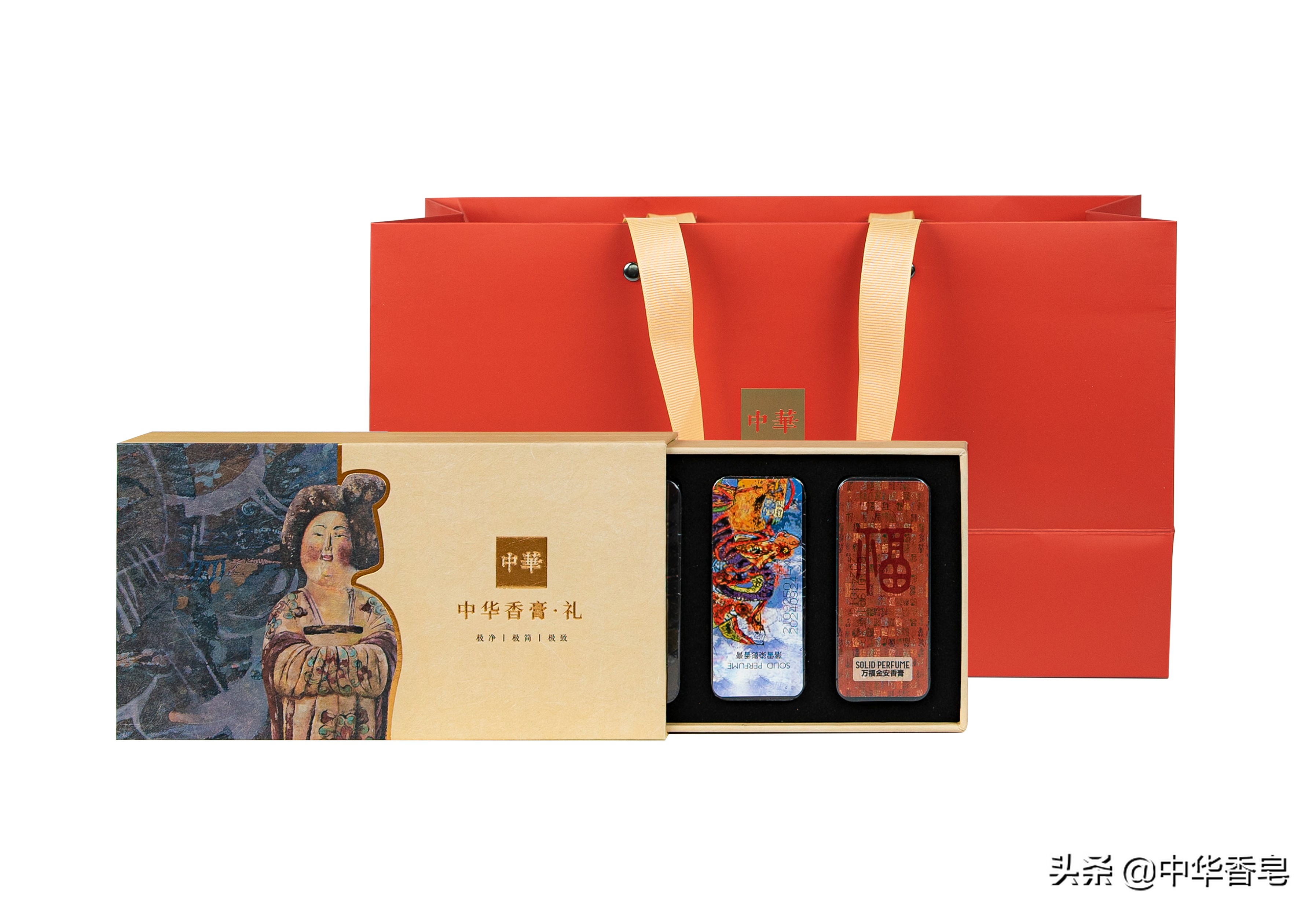 香膏礼盒开启后，姑娘们青葱玉指涂抹着香膏，美眸顾盼间华彩流溢