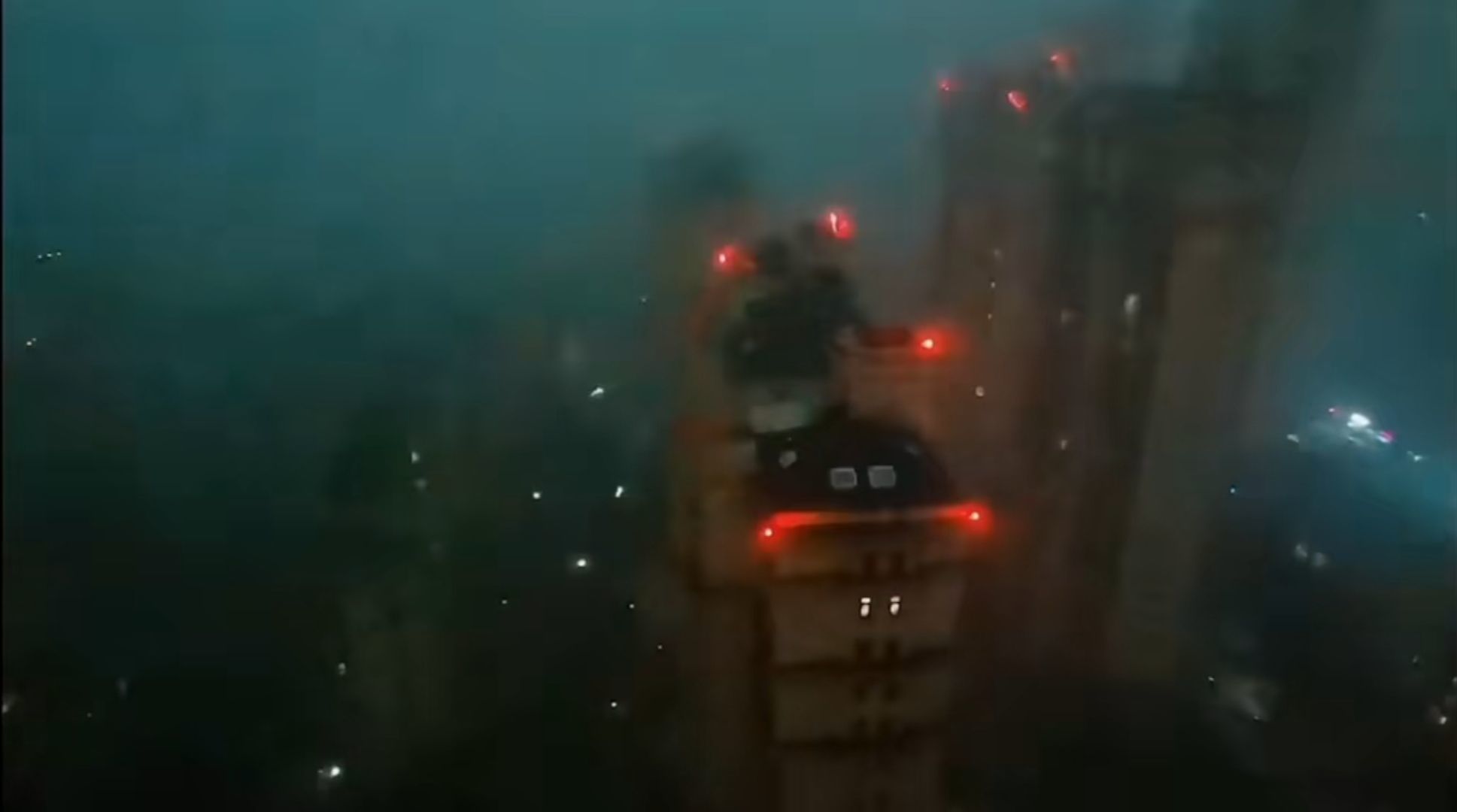 郑州“7·25”大暴雨，天空变黑后又变绿，接着又变黄，为何会这样