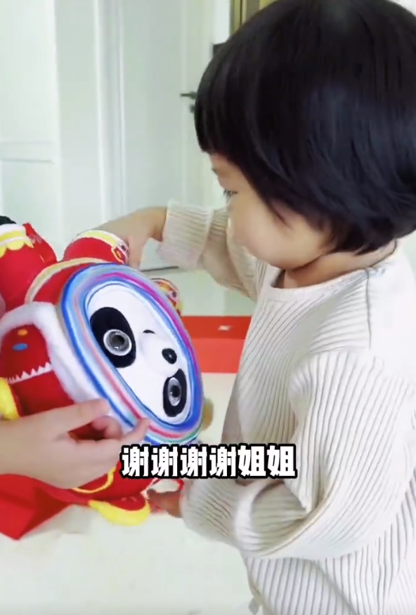 王祖蓝晒俩女儿萌态，天韵和妹妹分享冰墩墩，可爱懂事越长越漂亮