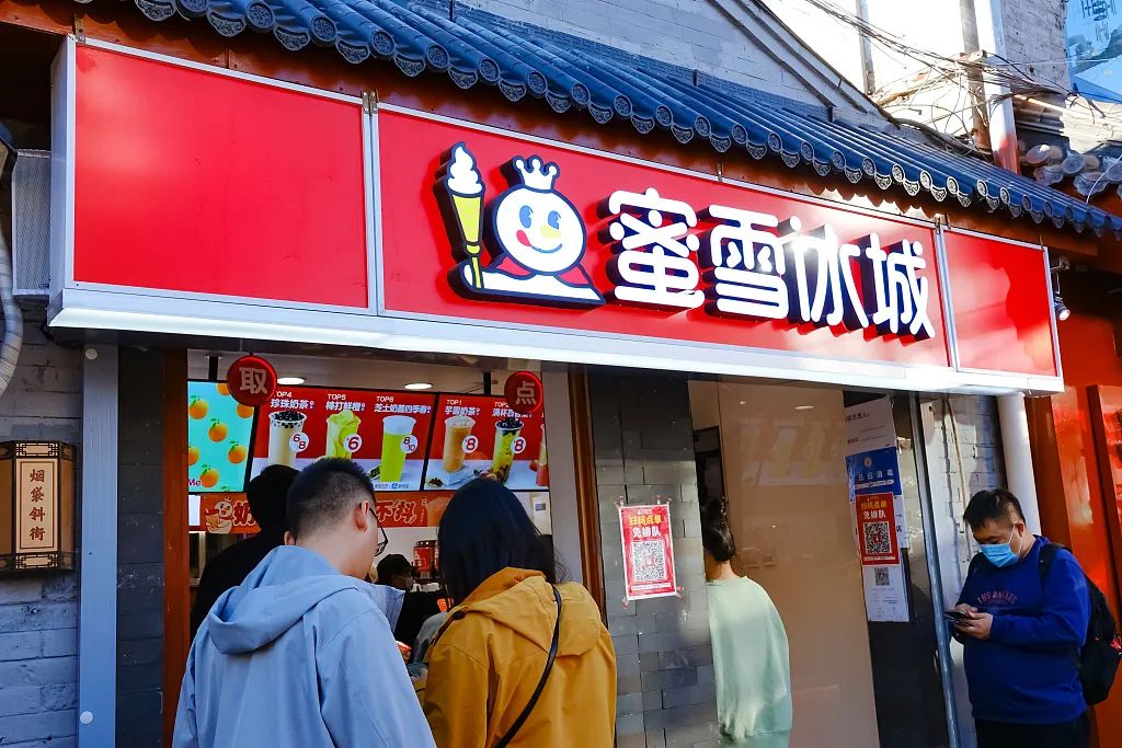 蜜雪冰城疯狂开店,加盟商吐槽不赚钱,每天卖几百杯也回不了本