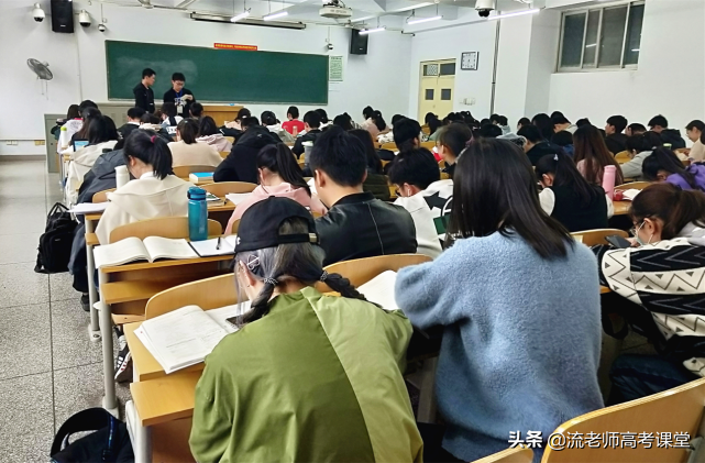 大学毕业生就业的“内卷”，有学生年薪40万，有学生月薪只有三千