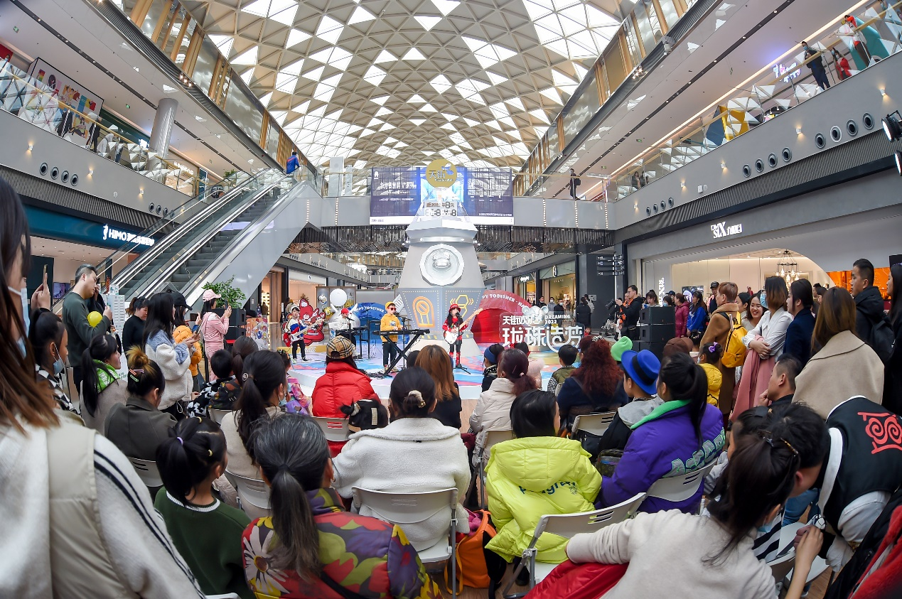 首届天街宝贝新年公演在重庆礼嘉天街举行