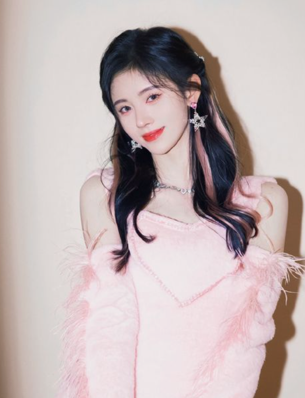 鞠婧祎：美丽小巧的小姐姐，真的很可爱