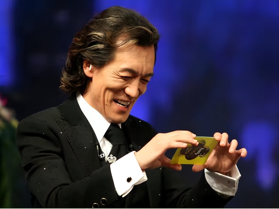 李咏女儿法图麦晒美照，母亲哈文忙转发，最丑星二代成功逆袭