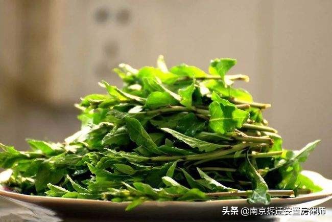 儿子将父亲名下拆迁安置房卖了，现父亲不认，买方怎么办