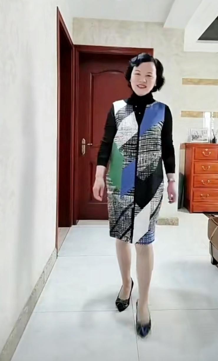 女人会打扮才能越老越精致，瞧这位60岁外婆穿衣简单却很有韵味