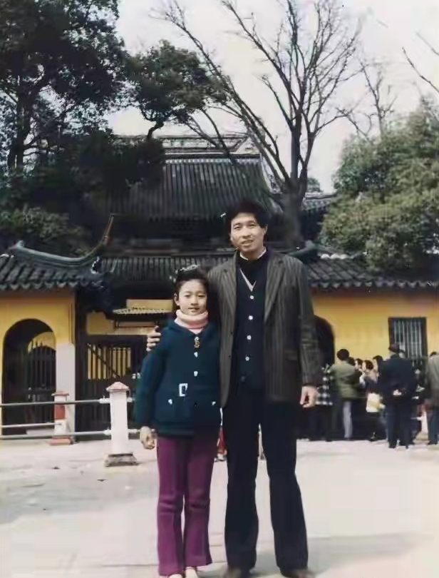 马伊琍真是从小美到大!罕见童年照穿小红裙拎包像大小姐,超可爱