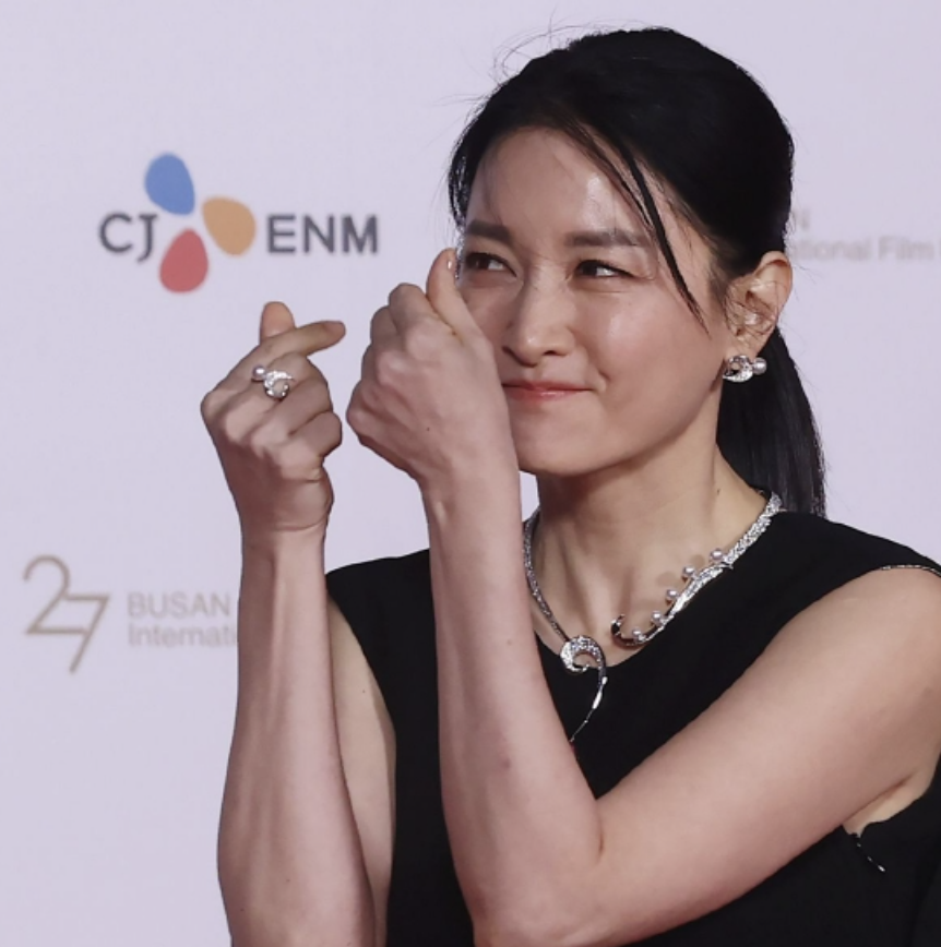 51岁李英爱绝美冻龄！“大长今”嫁入豪门13年，11岁龙凤胎颜值高