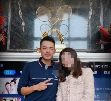 林丹3层别墅内景罕曝光！名贵红酒摆一墙，客厅大电视有半人高