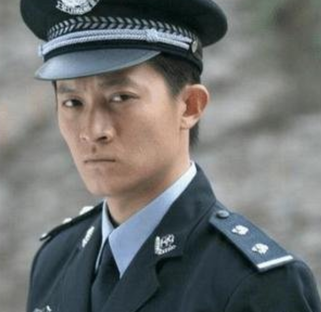 “自带悲剧脸”的8位男星，五官凑在一起，演什么都很丧，怎么救