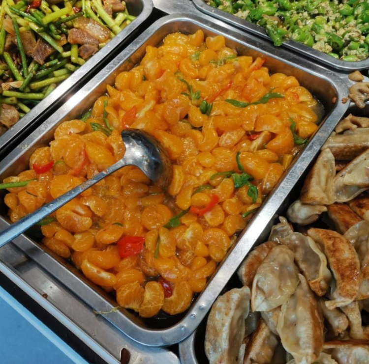 大学校园中的“阴间食堂”，看到食物有些灵异，学生直言难以下咽