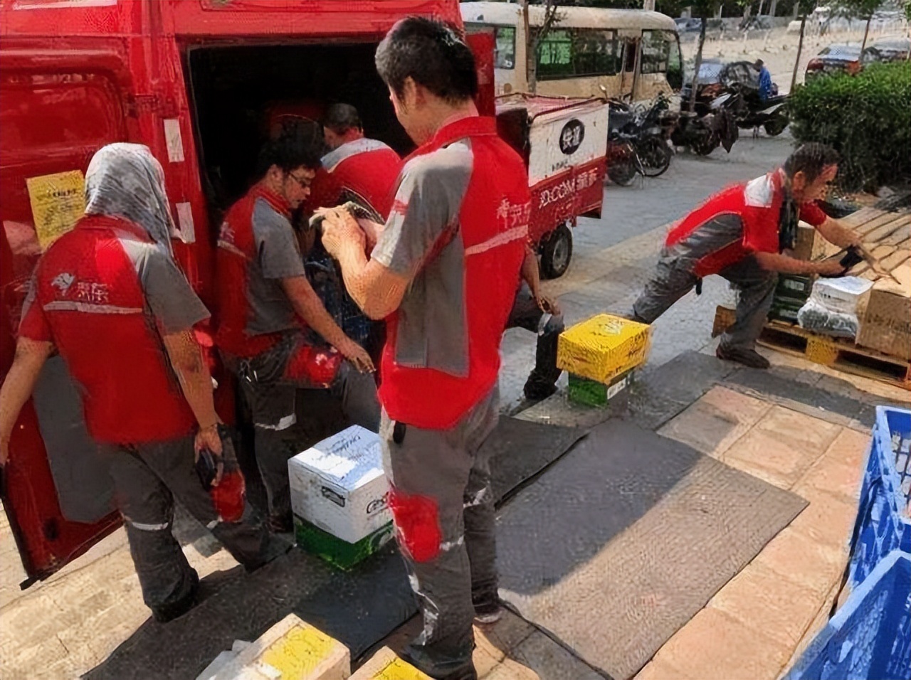 京东001号快递员金宜财：无怨无悔送快递12年，刘强东给了他什么