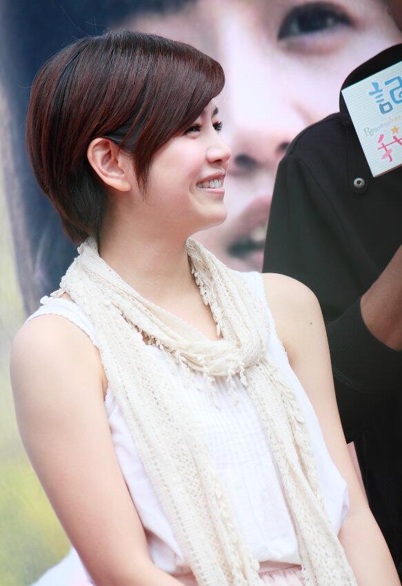 被陈妍希的“短发”造型美到了，减龄又少女，很有初恋感