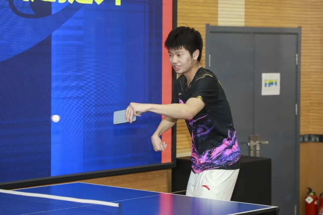 奥运冠军彭伟楠被聘任为西安雁南中学乒乓球社团技术指导