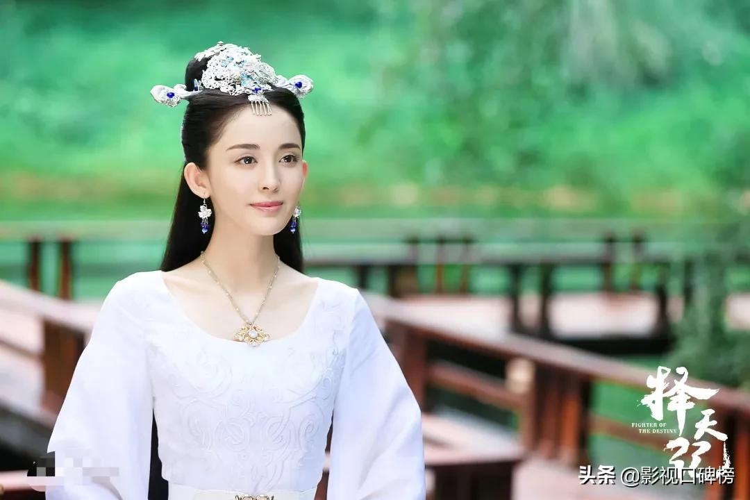 同是新疆美人,把迪丽热巴和古力娜扎放到一起对比,差别就出来了