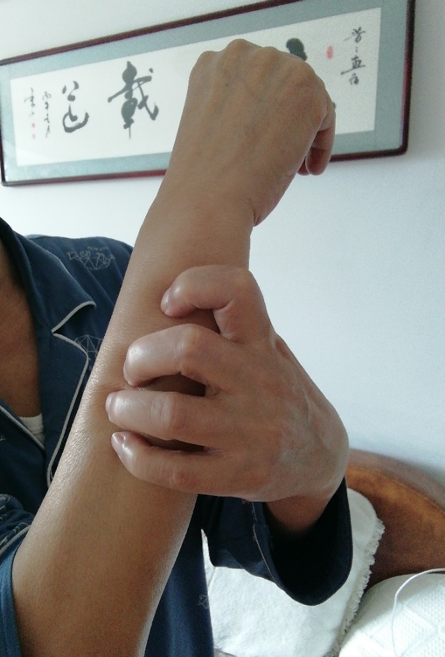 手指僵硬，中老年人学二胡最大的苦恼，有个方法可让你手指变灵活