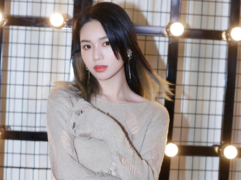 33岁黄英晒落日美照,与老公甜蜜互动,两个孩子的妈依然年轻美丽-蘑菇