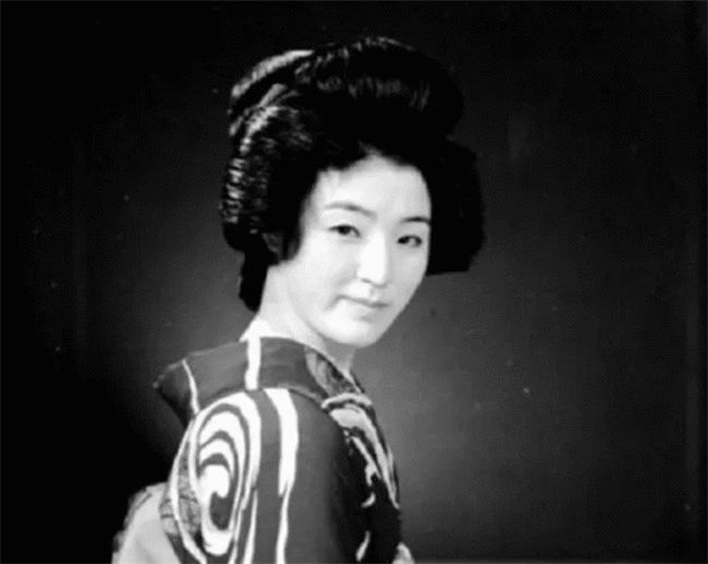 日本烟花女子74岁仍站街，街头60年一直拉客，却备受日本人尊重