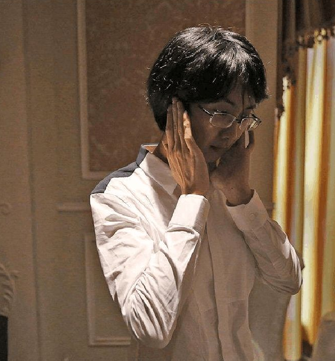 2005年“背母上学”的男孩，29岁时变性为刘婷，当选国际选美女郎